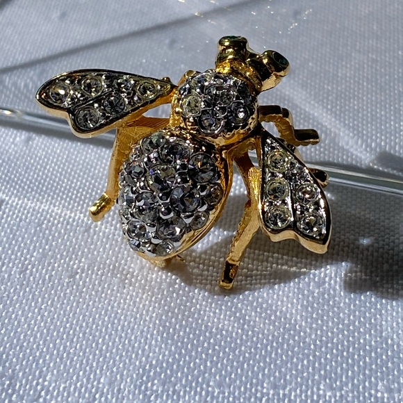 Vintage Joan Rivers Signed Bee Brooch Pin Gold Tone Clear Rhinestone Green Eyes - Picture 13 of 14